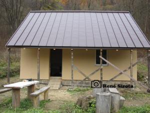 Turisti pod strechou a v teple