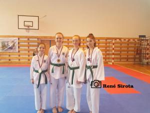 Taekwondisti zbierali ocenenia i na Falcon Cup v Poomsae!